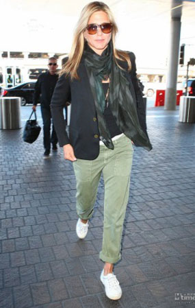 Suit jacket + plimsoles<br> = effortless
